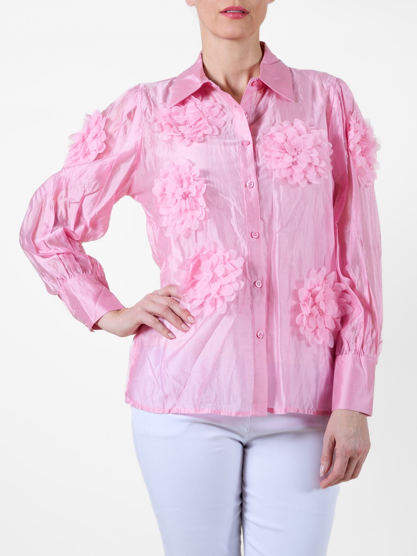 Chemisier boutonné rose avec détails de fleurs en tissu