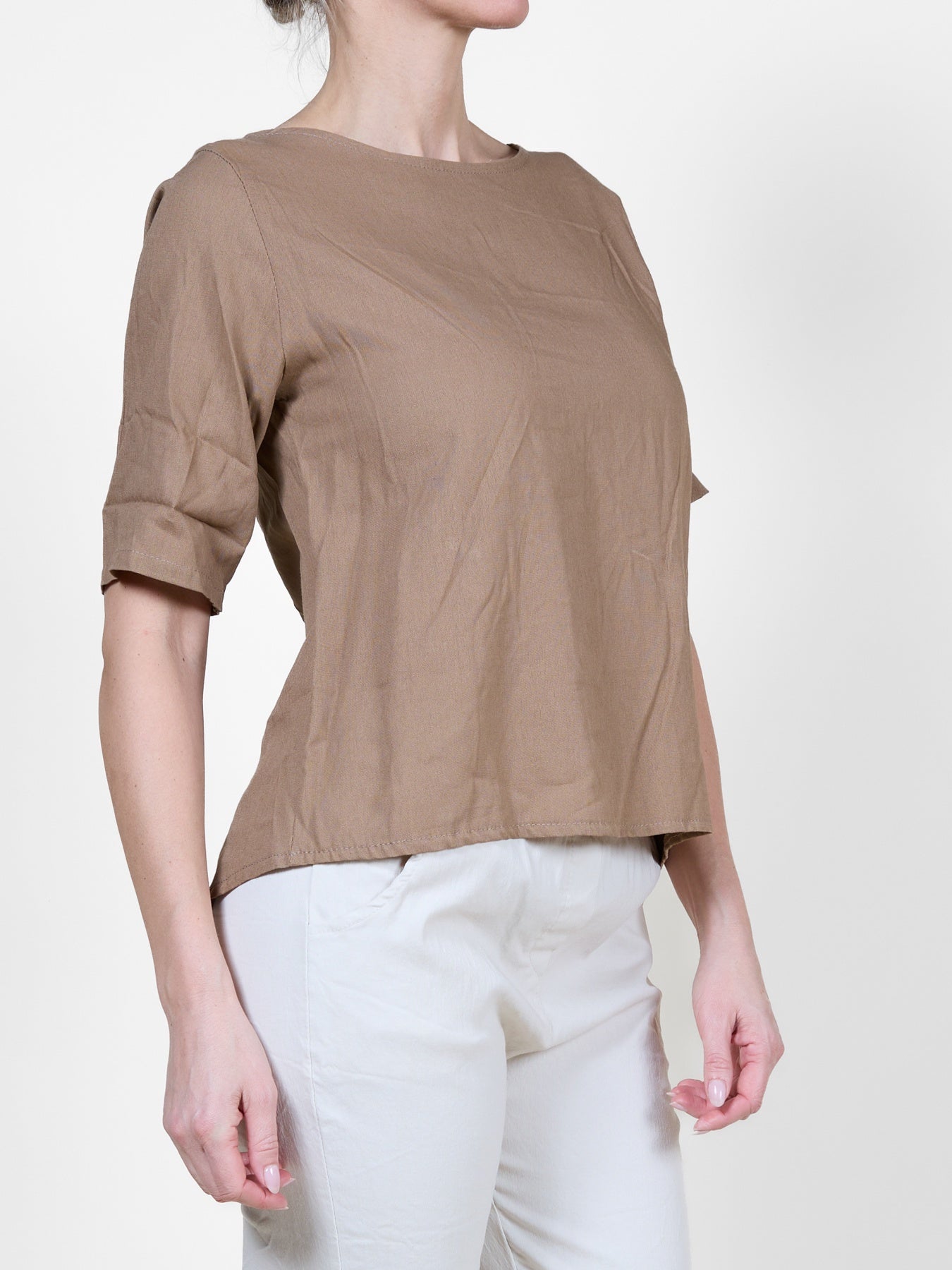 Chemisier T-shirt beige à manches courtes et poignets retroussés, fermeture boutonnée au dos