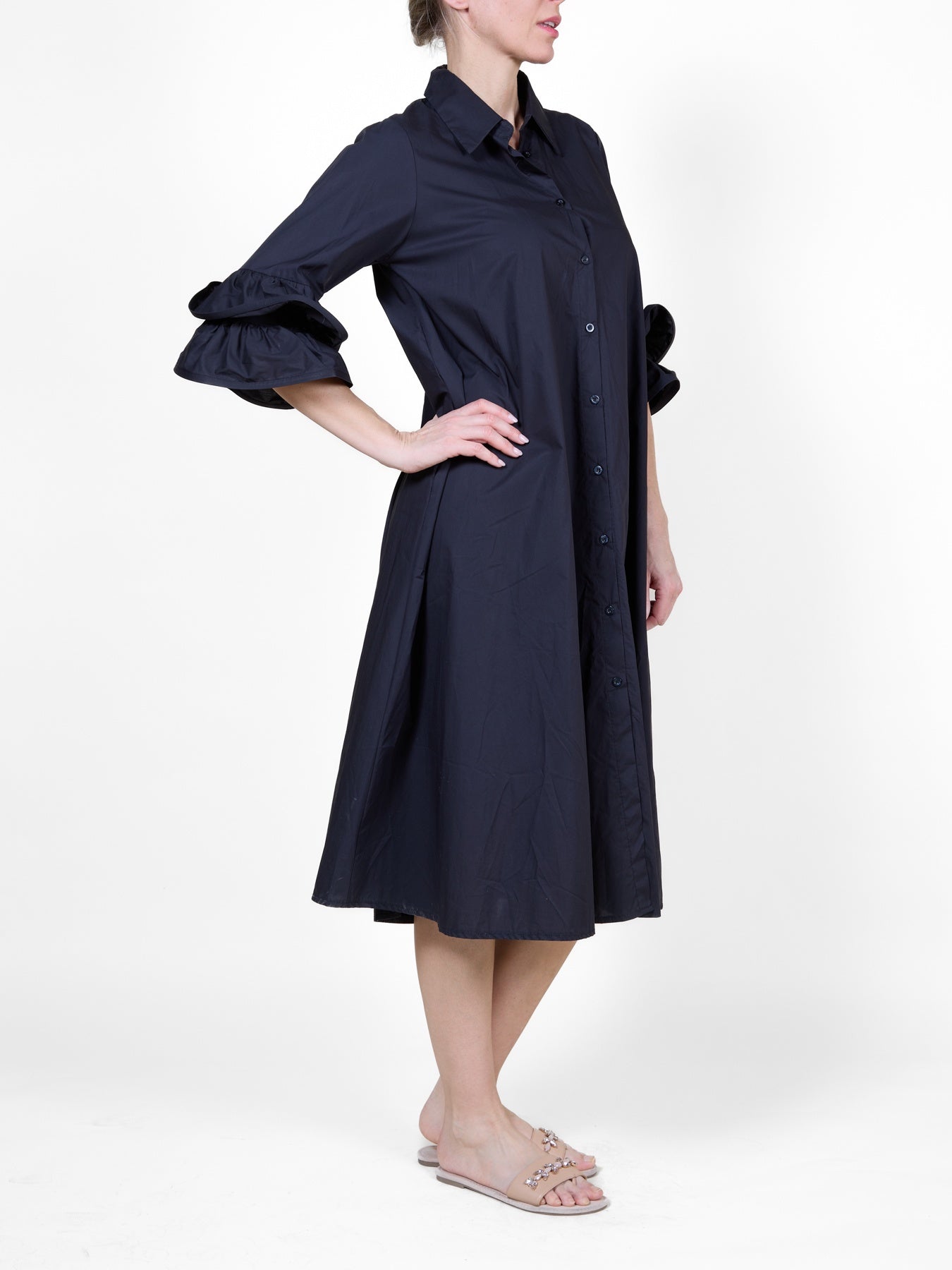 Robe noire boutonnée sur le devant avec manches à volants 3/4