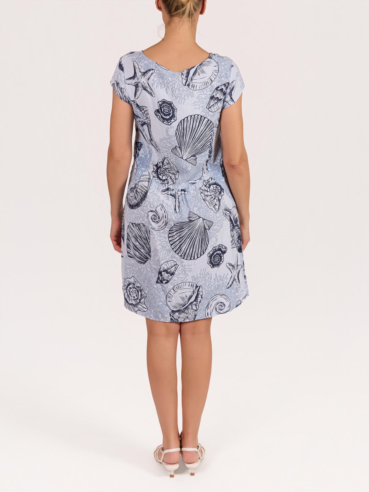 Robe bleue à manches capuchon avec imprimé coquillages et côtés en maille côtelée