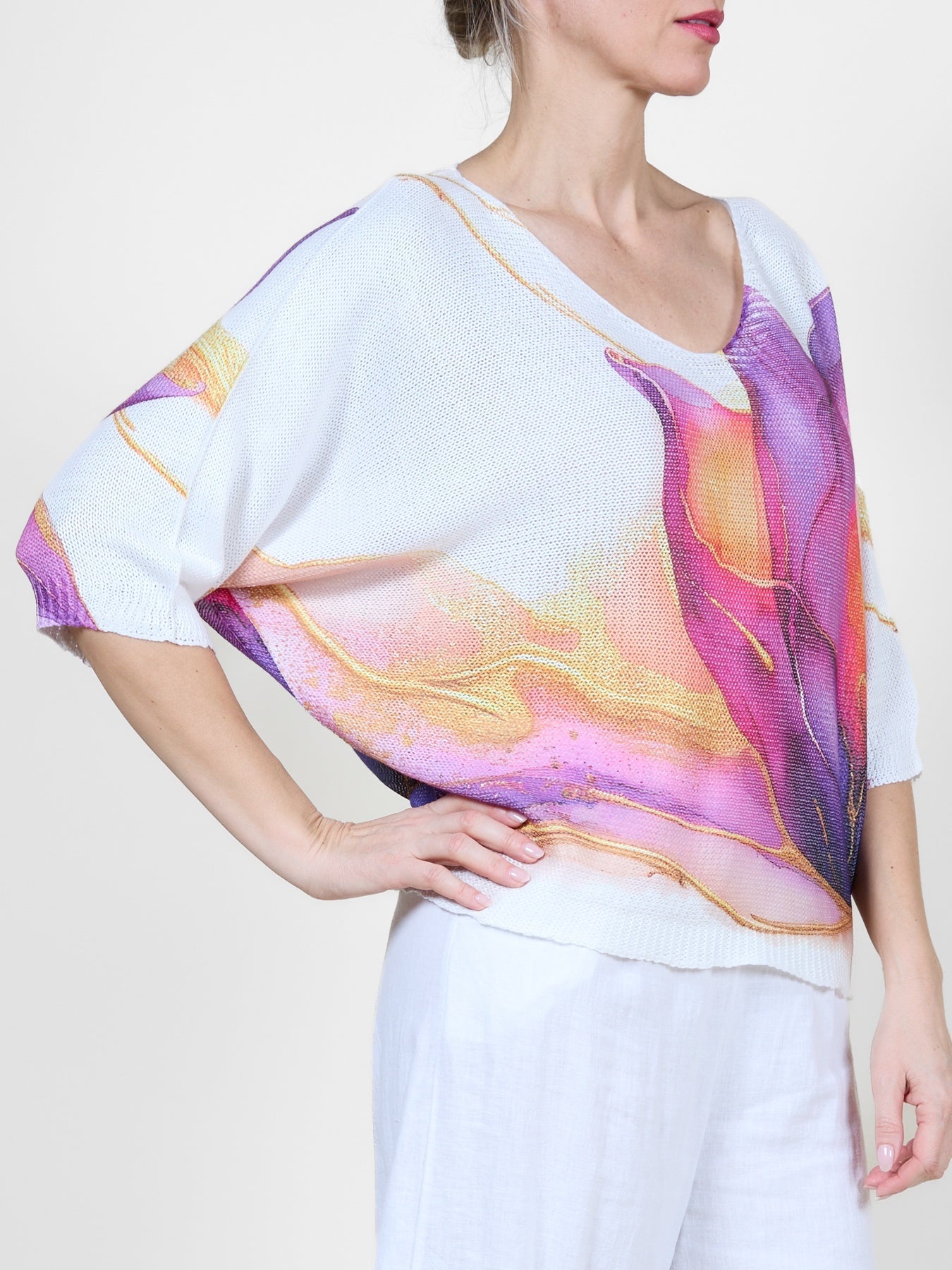 Haut blanc à imprimé floral audacieux violet, rose et jaune