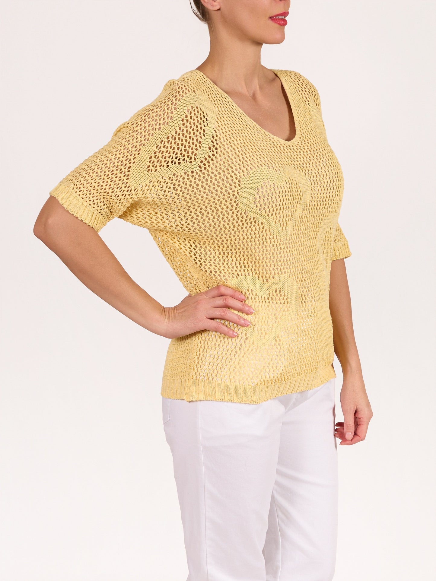 Pullover jaune en crochet à col en V avec motif cœur