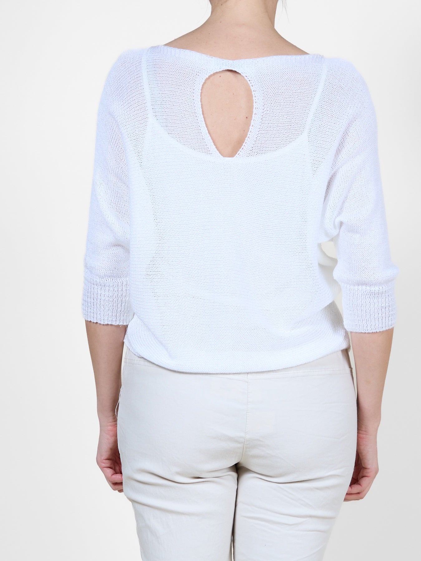 Pull blanc léger à dos nu en forme de goutte