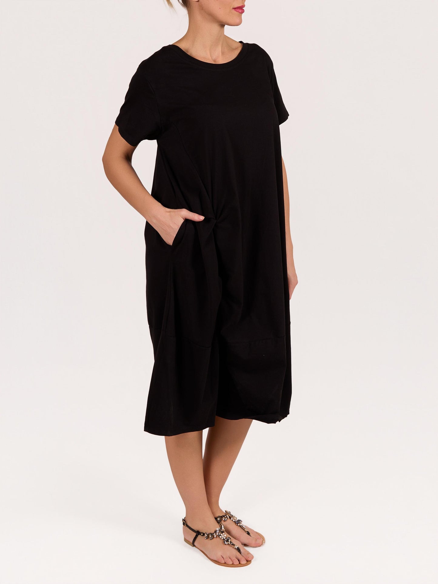 Robe maxi noire à manches courtes avec détail torsadé sur le côté