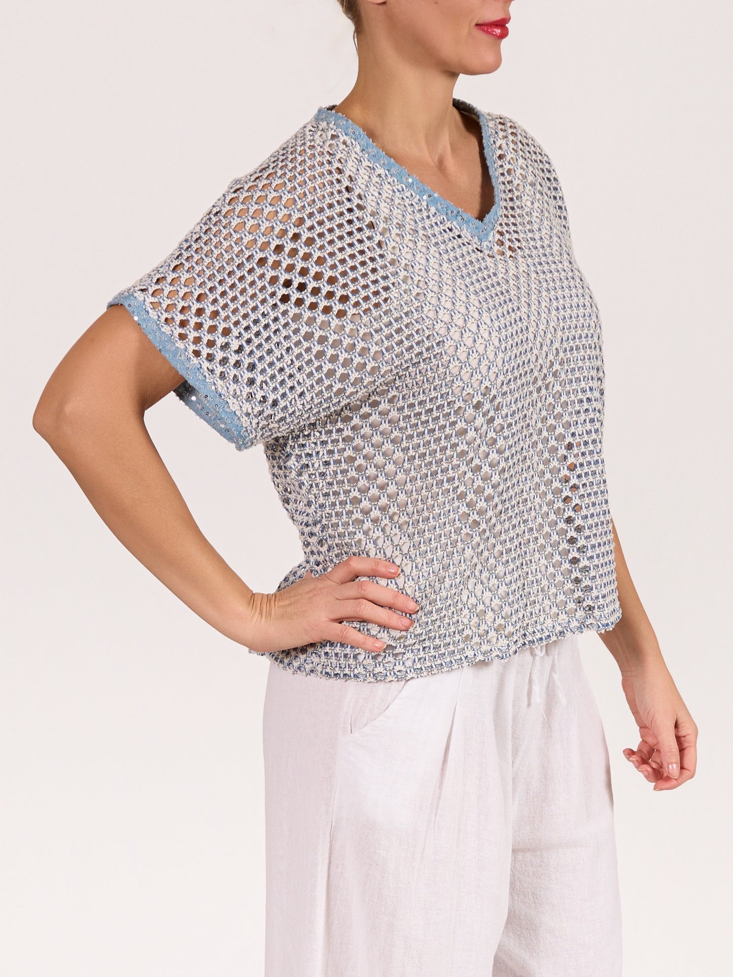 Haut bleu en crochet à épaules tombantes et col en V