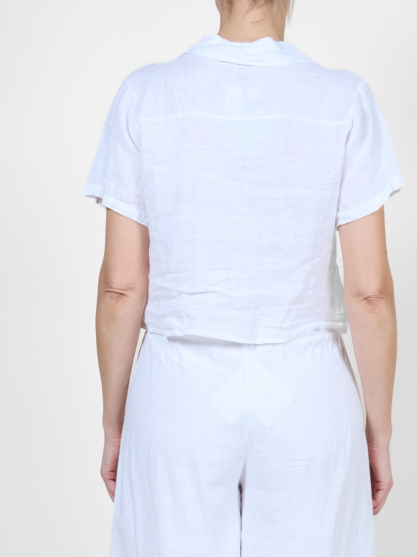 Chemise blanche à boutons et cravate