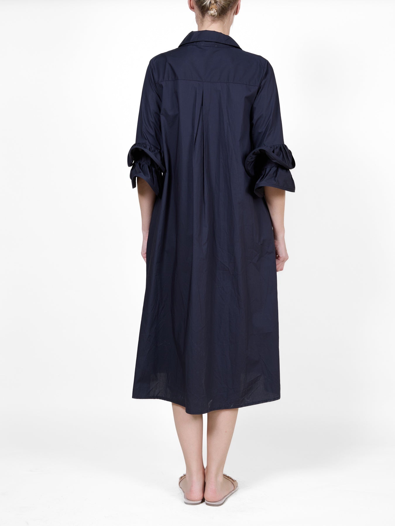 Robe noire boutonnée sur le devant avec manches à volants 3/4