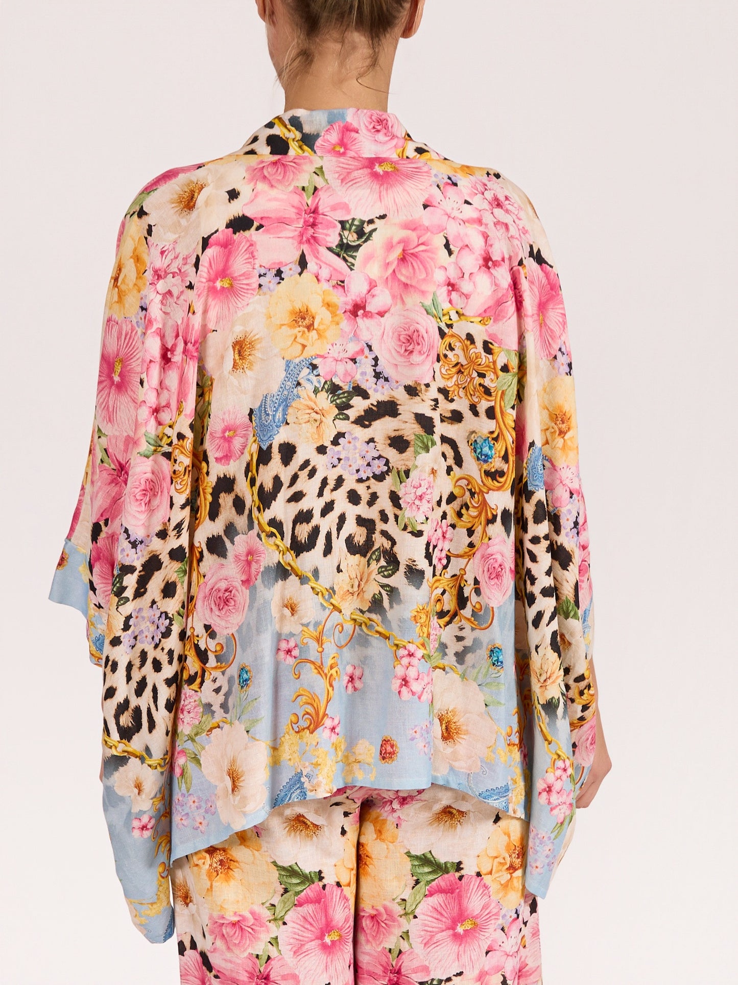 Chemise Rose à Épaules Tombantes avec Imprimé Tigre Floral et Boutonnage à l’Avant