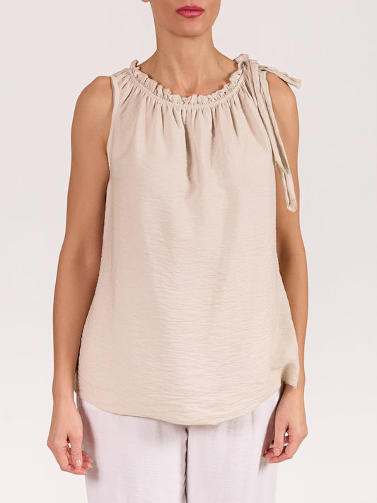 Haut beige sans manches avec encolure volantée et lien latéral