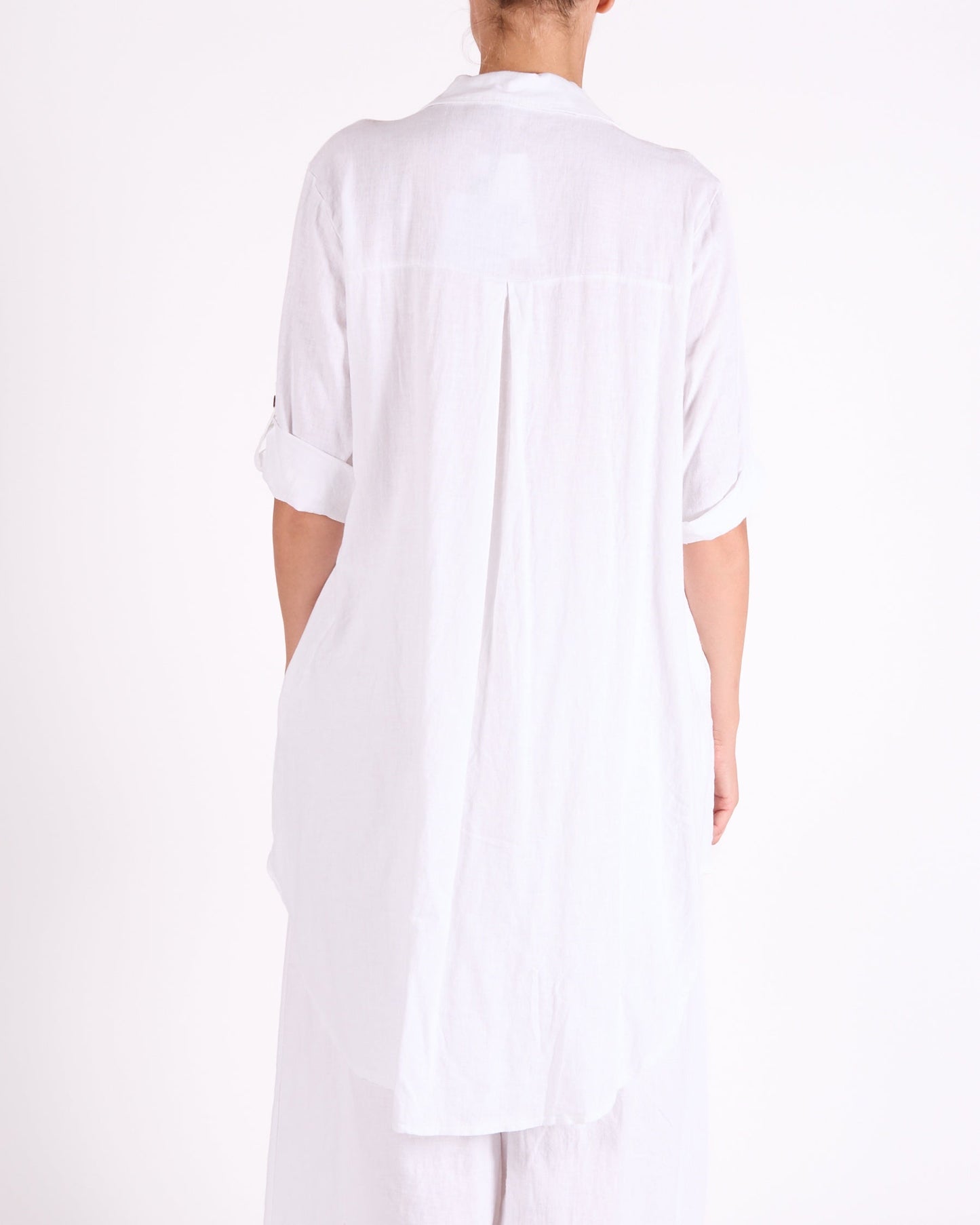 Robe chemise boutonnée blanche avec manches retroussables et 1 poche