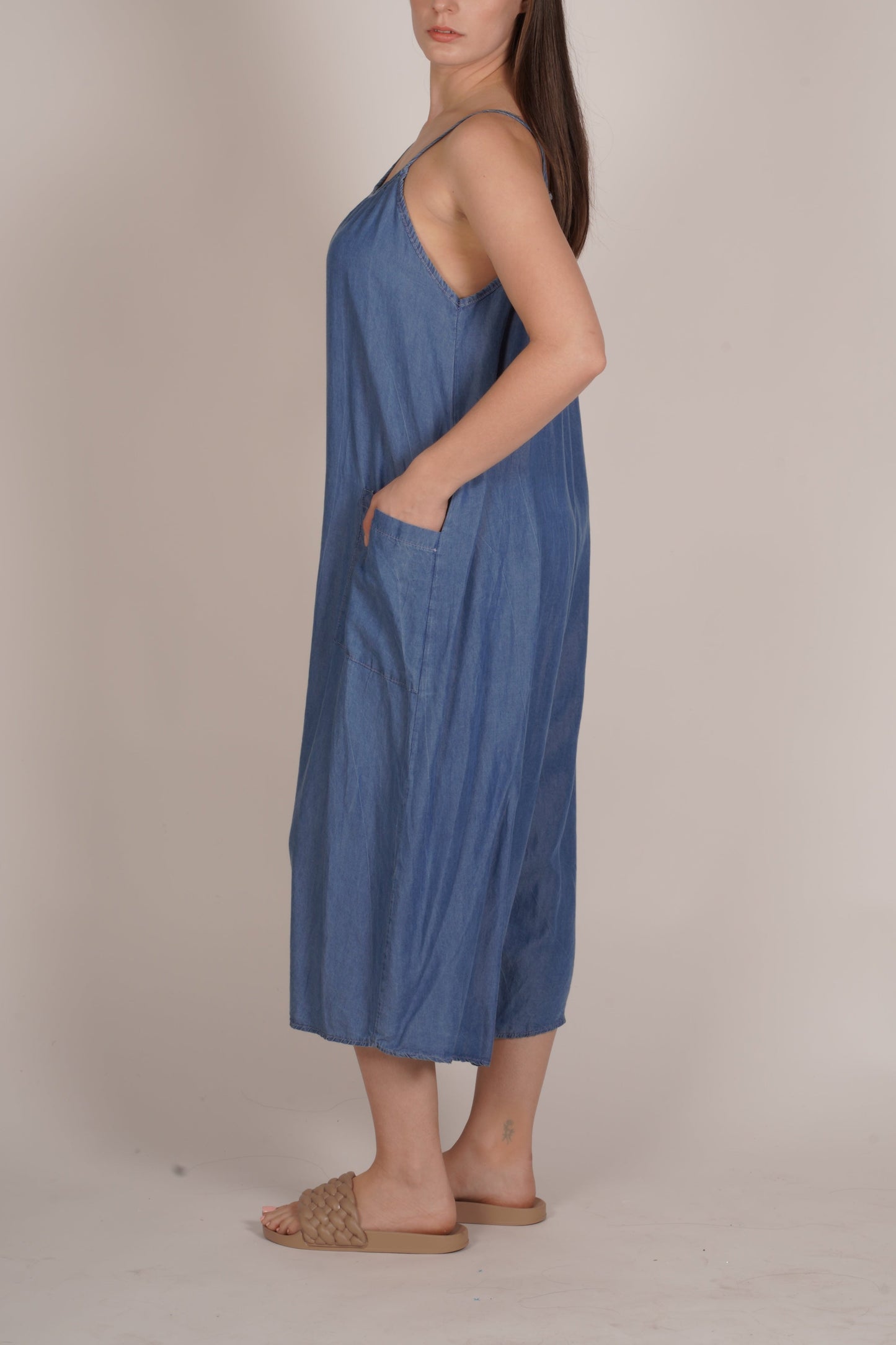 Combinaison sans manches en denim foncé à jambes larges et poches