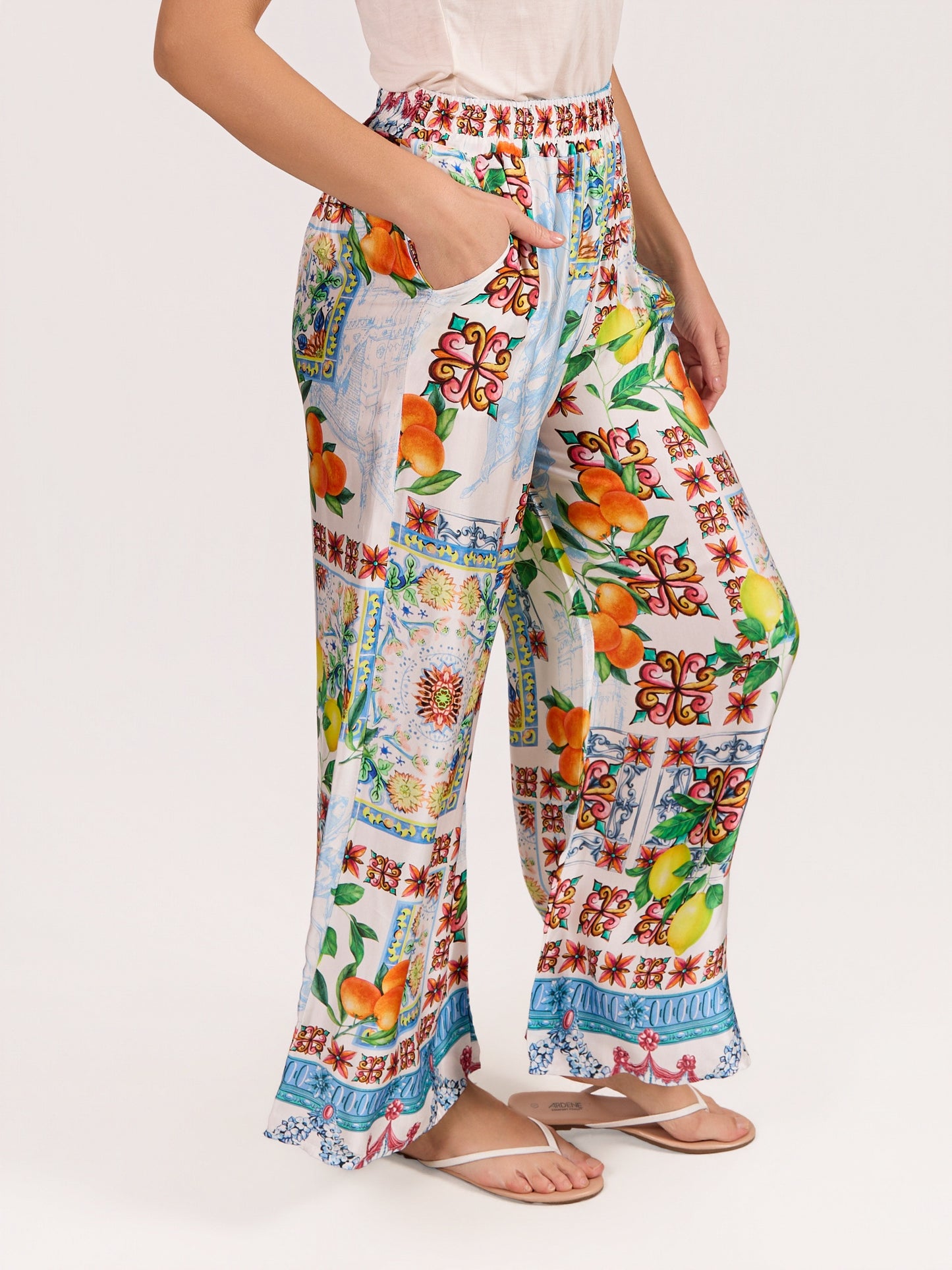Pantalon bleu en satin à enfiler imprimé oranges et citrons