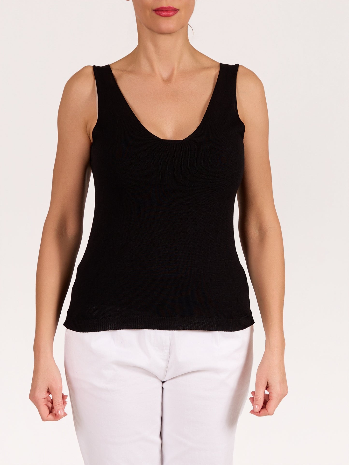 Camisole noire à encolure en V profond à l’avant et au dos