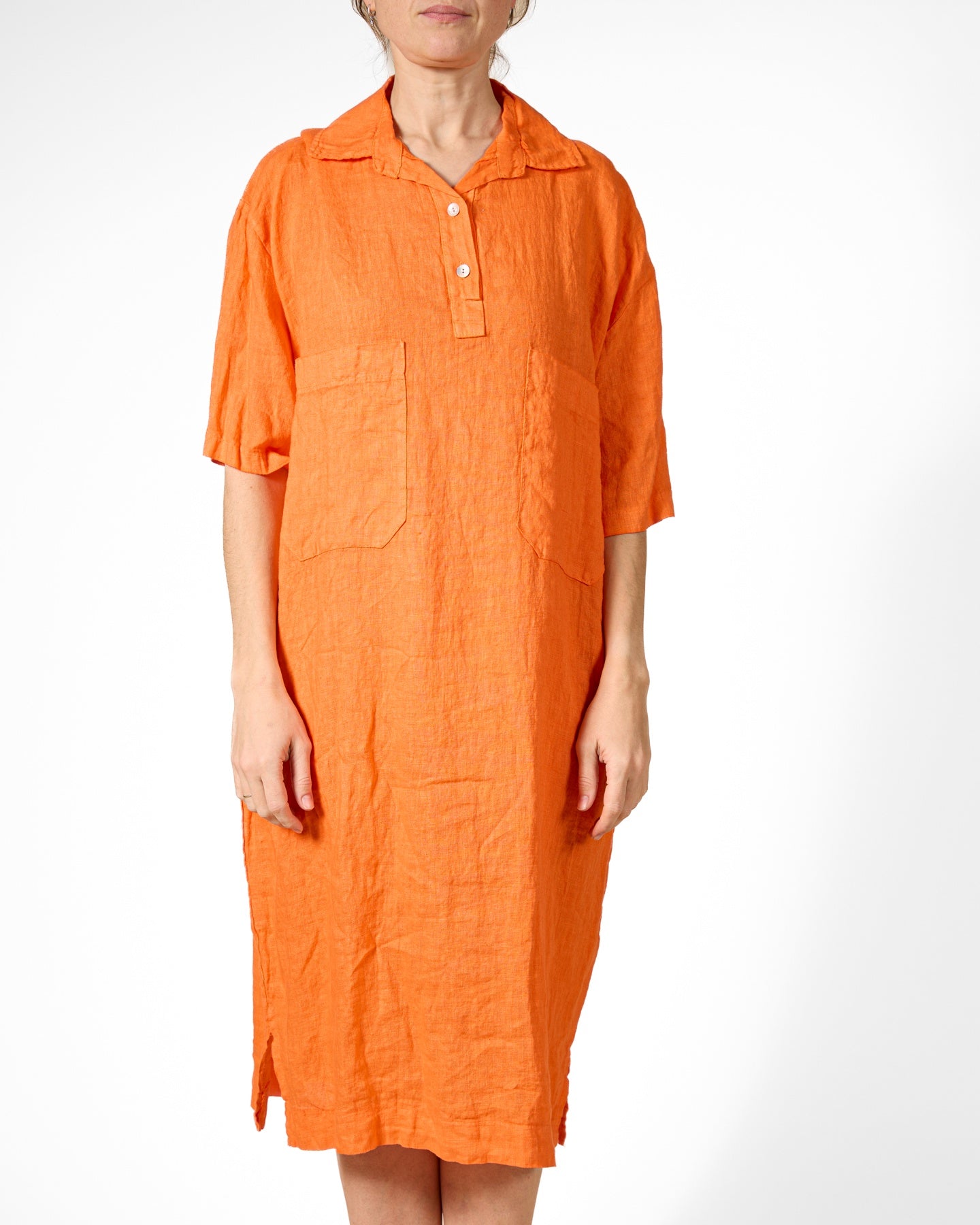 Robe orange à patte de boutonnage et deux poches sur le devant