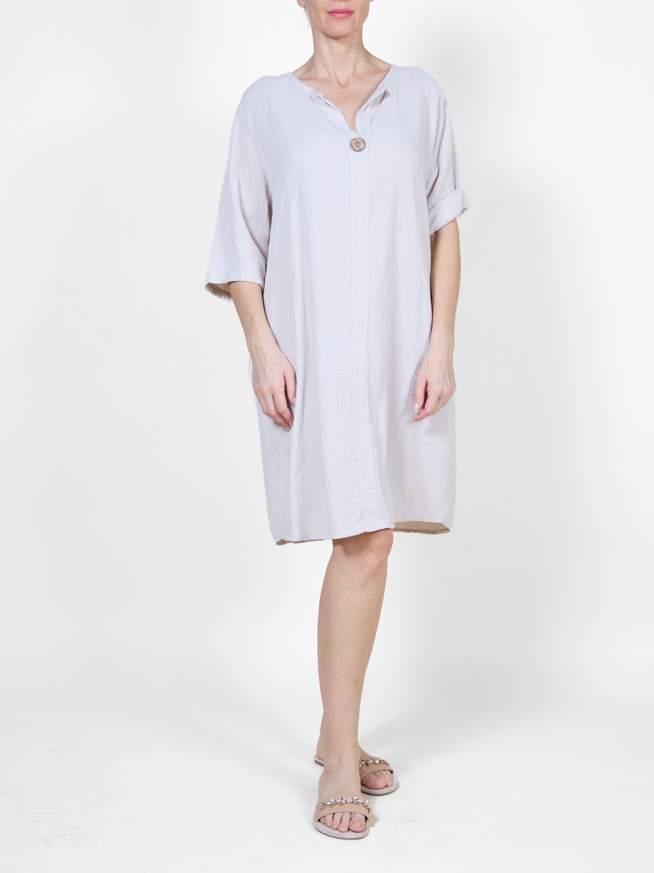 Robe en coton sable à manches 3/4 et détails de boutons en bois