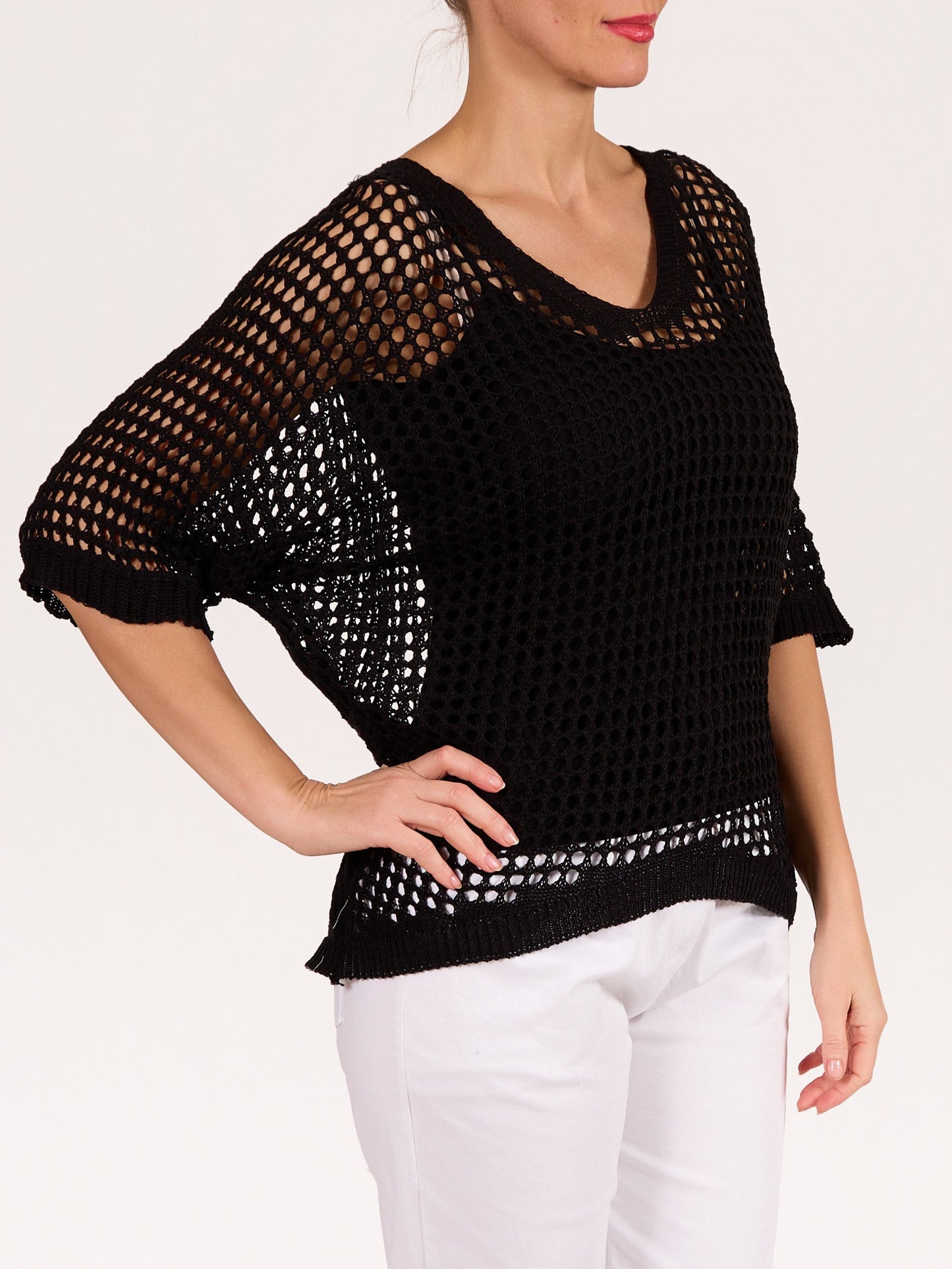 Chandail noir en crochet à col en V et épaules tombantes