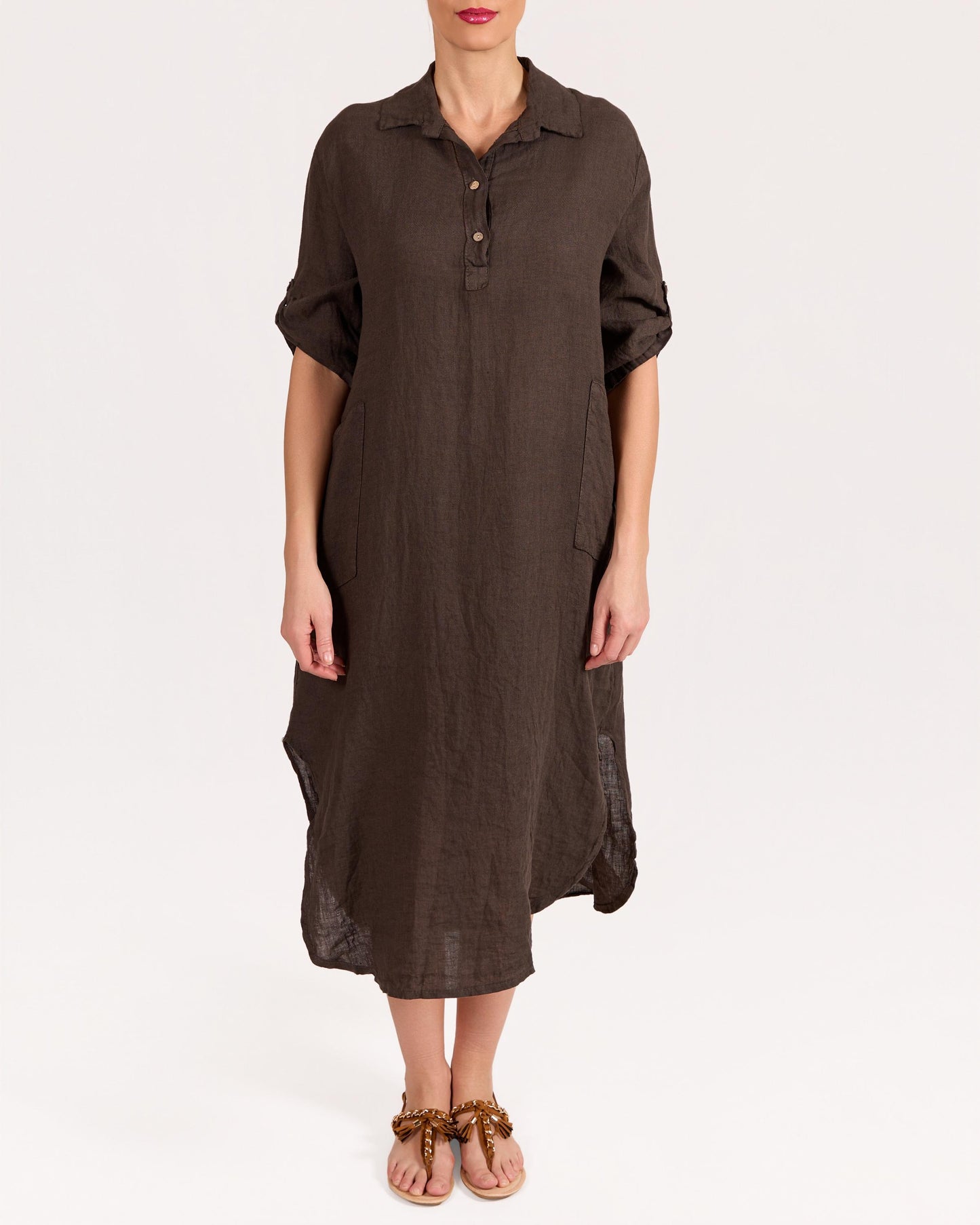 Robe espresso à manches retroussables avec patte de boutonnage à l’avant