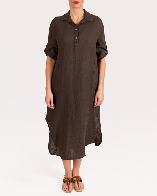 Robe espresso à manches retroussables avec patte de boutonnage à l’avant