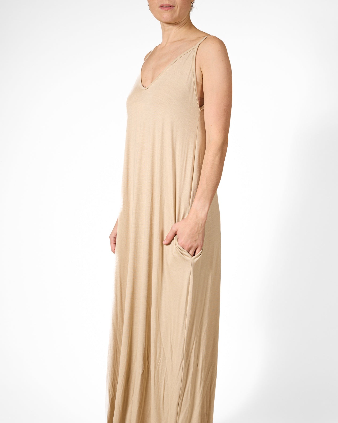 Robe longue beige à fines bretelles