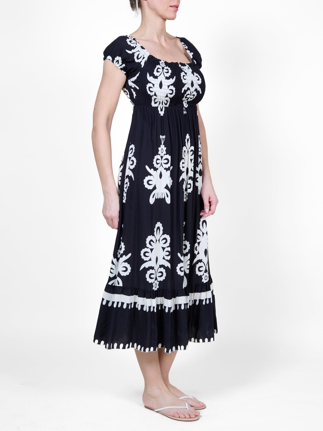 Robe noire à épaules dénudées