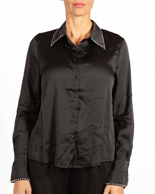 Chemisier noir à boutons sur le devant, col orné de strass et manches détaillées.