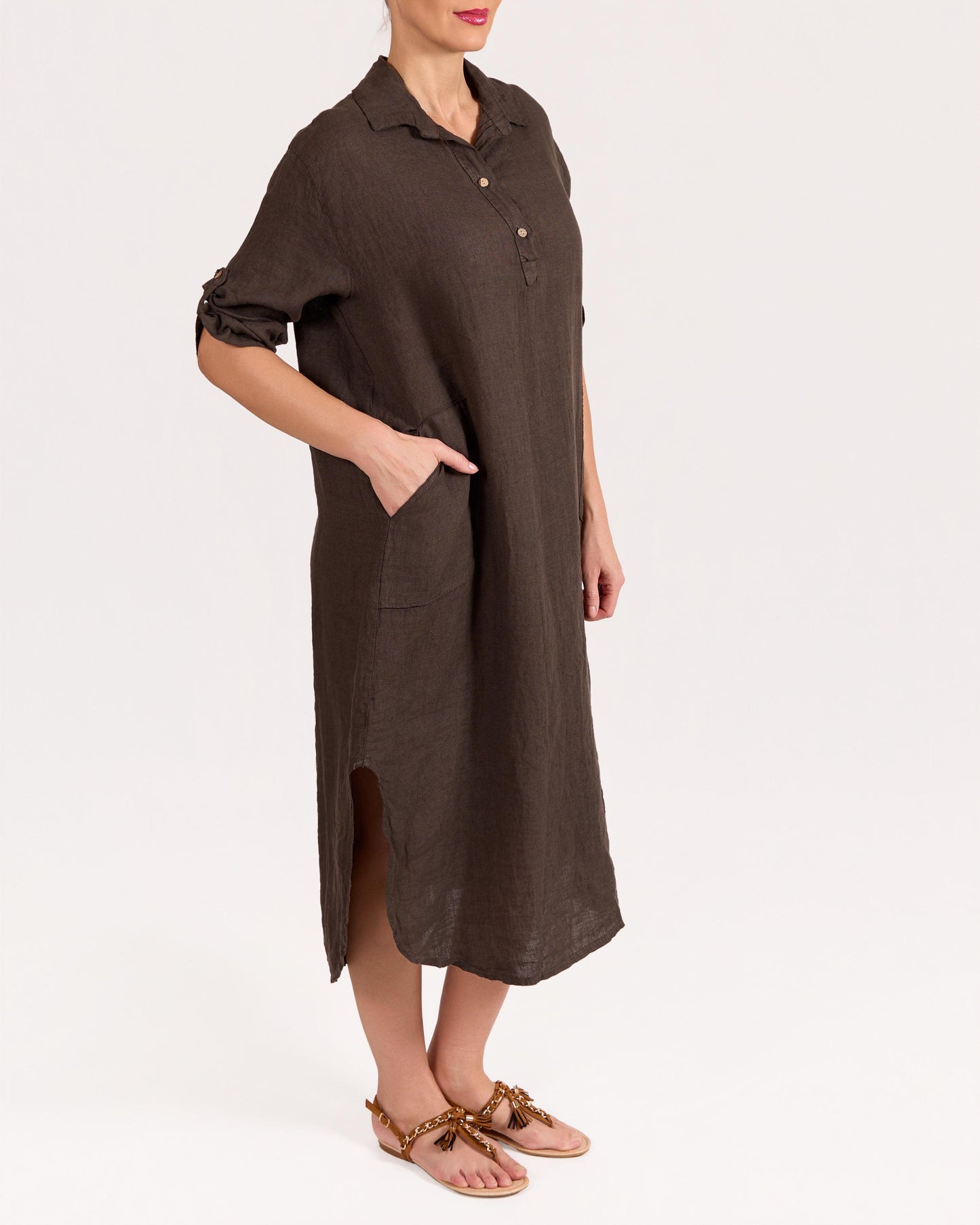 Robe espresso à manches retroussables avec patte de boutonnage à l’avant