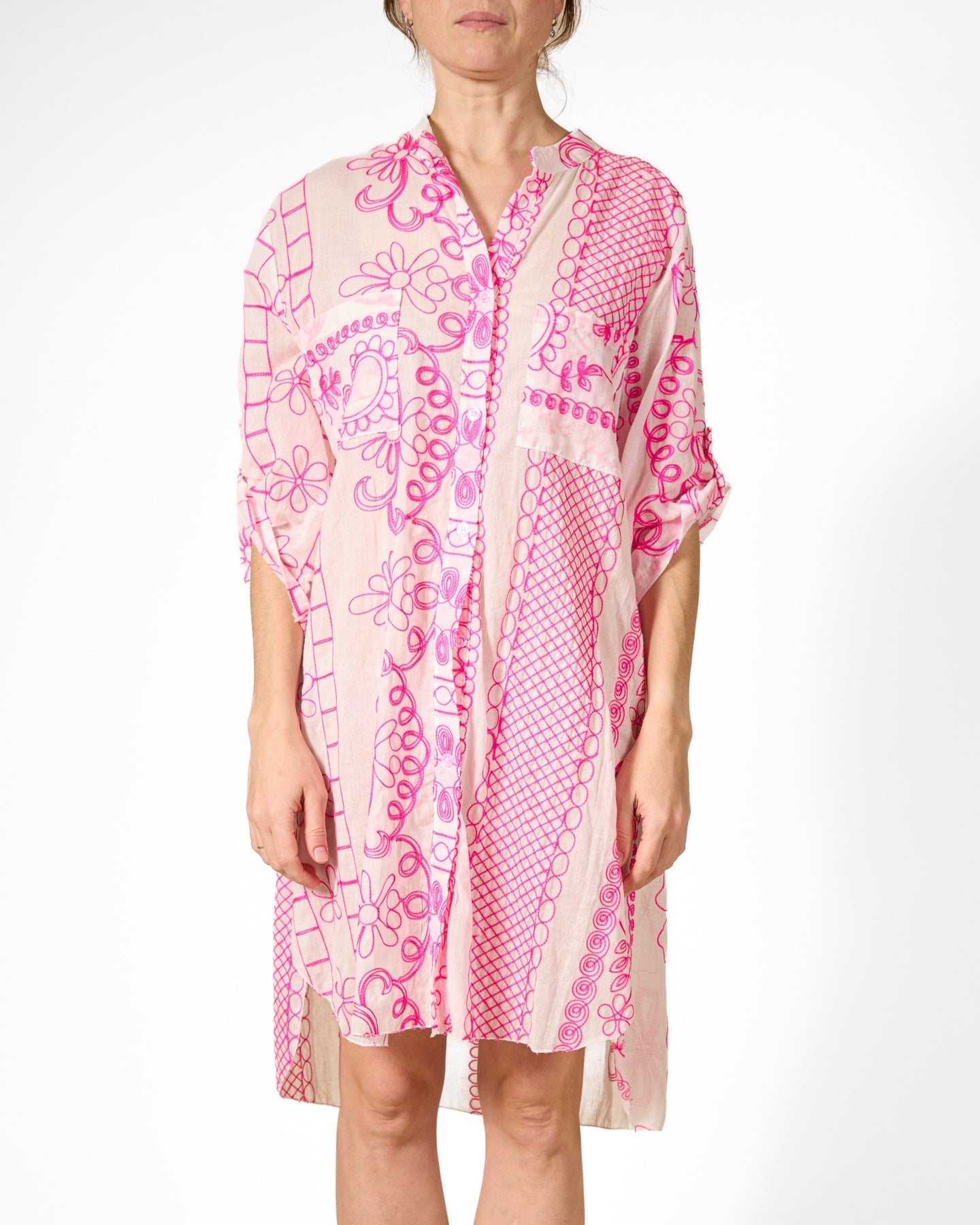 Haut brodé à boutons cerises et manches retroussables