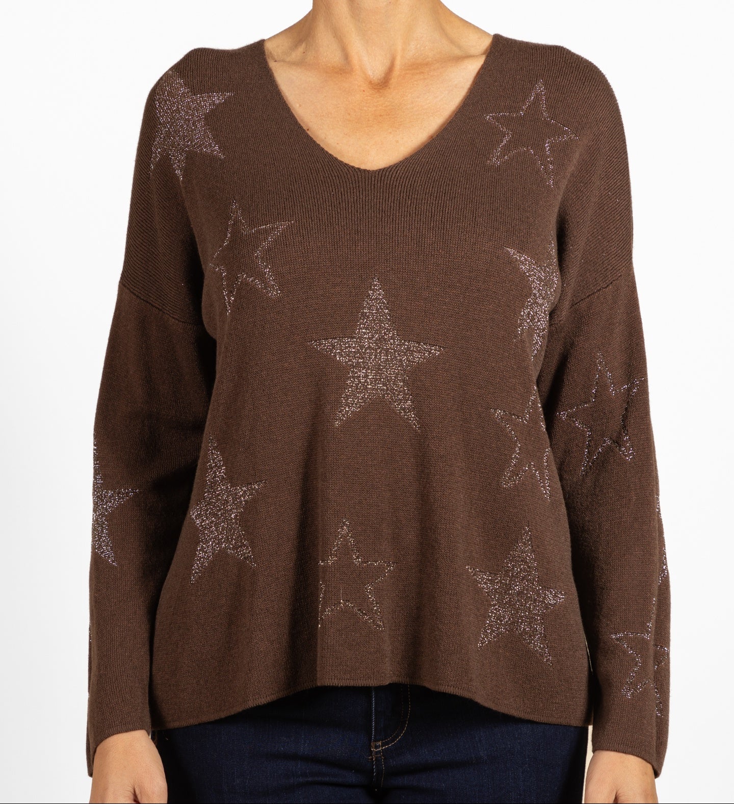 T-shirt espresso à col en V, épaules tombantes et manches longues ornées d'étoiles en lurex.